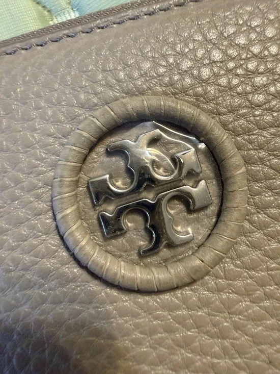 Tory Burch Pebbled grey/Taupe Zip Around Wallet - Picture 2 of 9